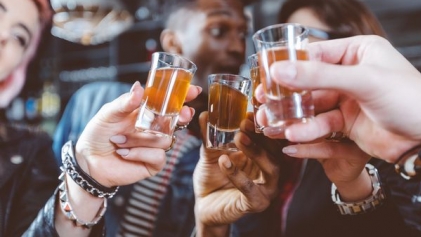 What Drinking with Friends Really Does to Your Brain